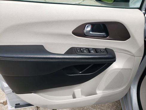 Used 2023 Chrysler Voyager LX FWD image 11