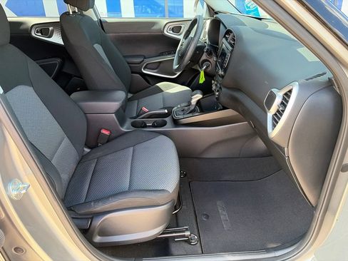Used 2022 Kia Soul LX w/ Technology Package FWD image 12