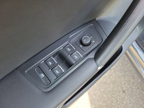 Used 2020 Volkswagen Tiguan SE image 20