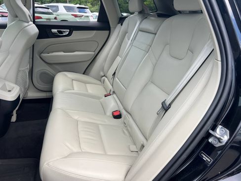 Used 2019 Volvo XC60 T5 Momentum w/ Premium Package FWD image 26