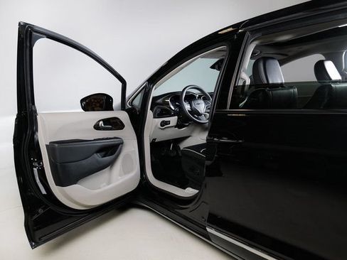Used 2023 Chrysler Pacifica Limited FWD image 27