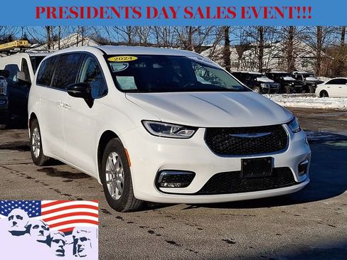 Used 2024 Chrysler Pacifica Touring-L image 2