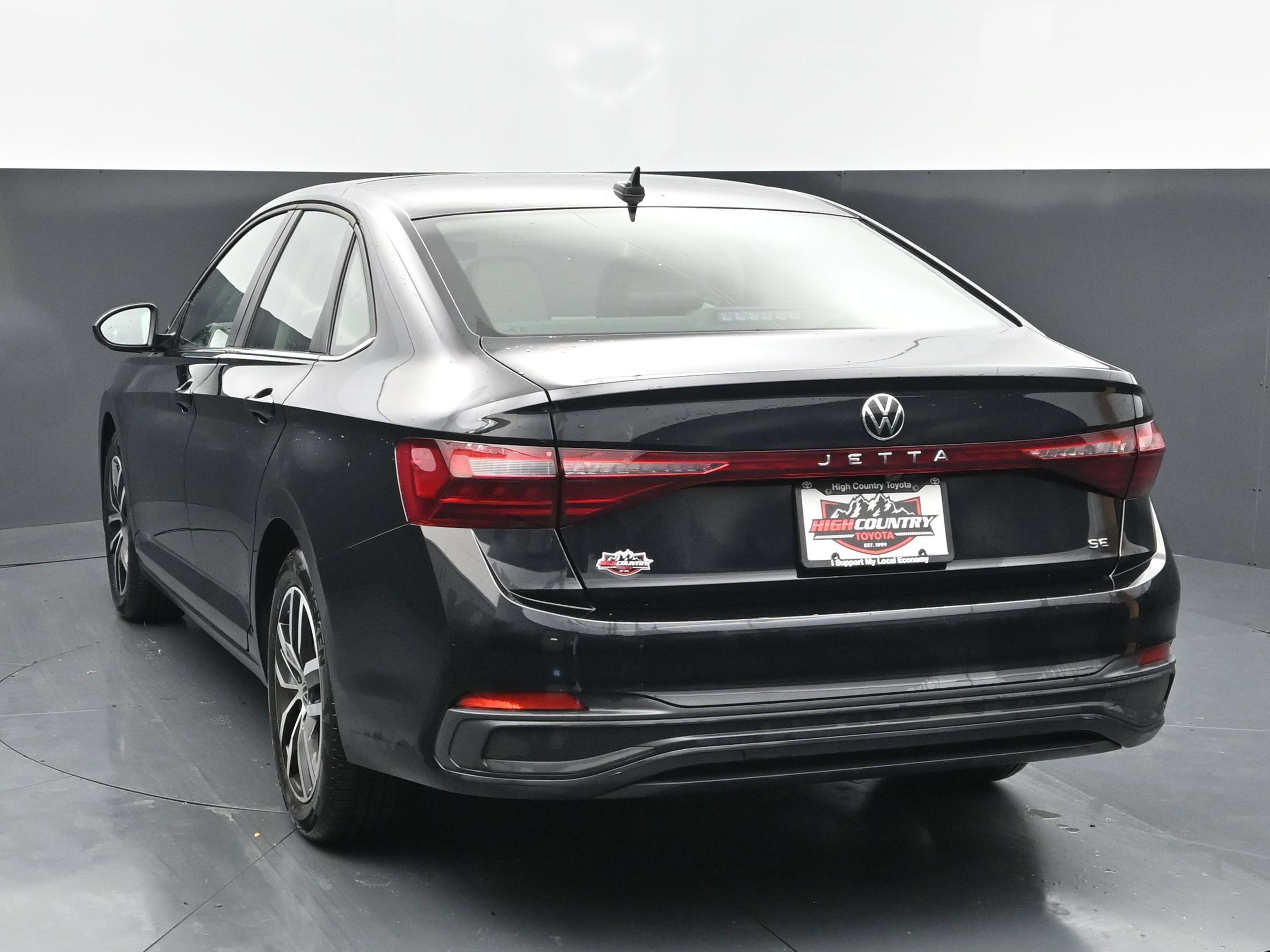 Used 2026 Volkswagen Jetta SE FWD image 4