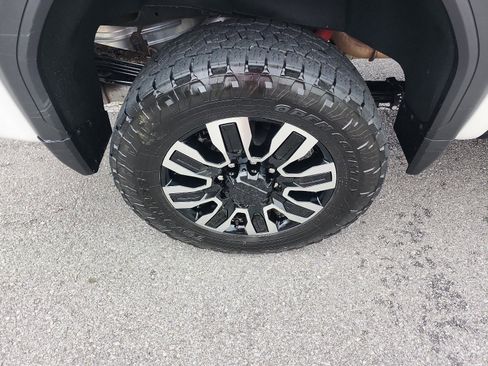 Certified 2025 GMC Sierra 2500 Denali Ultimate AWD/4WD image 6