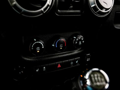 Used 2015 Jeep Wrangler Unlimited Rubicon w/ Connectivity Group AWD/4WD image 34