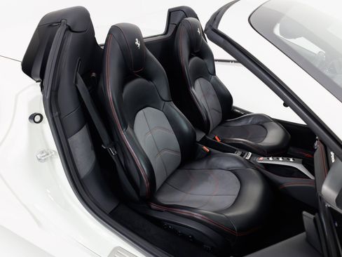 Used 2019 Ferrari 488 Spider image 32