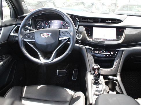 Used 2022 Cadillac XT6 Sport w/ Technology Package AWD/4WD image 2