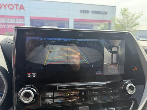 Used 2021 Toyota Highlander Limited image 8