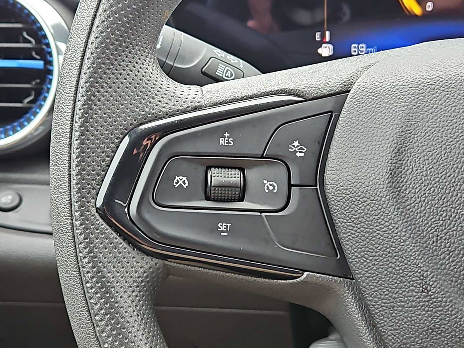 Used 2025 Chevrolet Trax LT FWD image 16