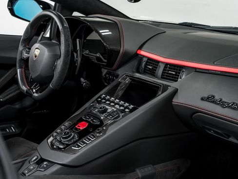 Used 2018 Lamborghini Aventador S image 30