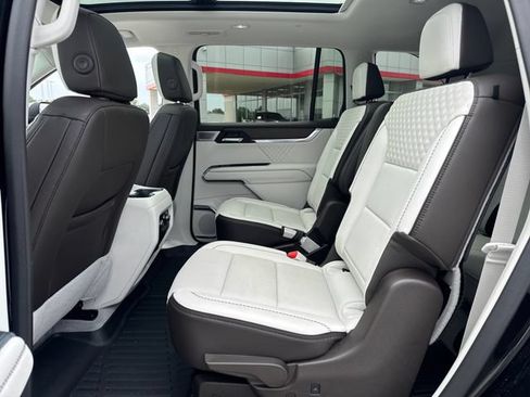 Used 2025 GMC Acadia Denali w/ Super Cruise Package FWD image 14