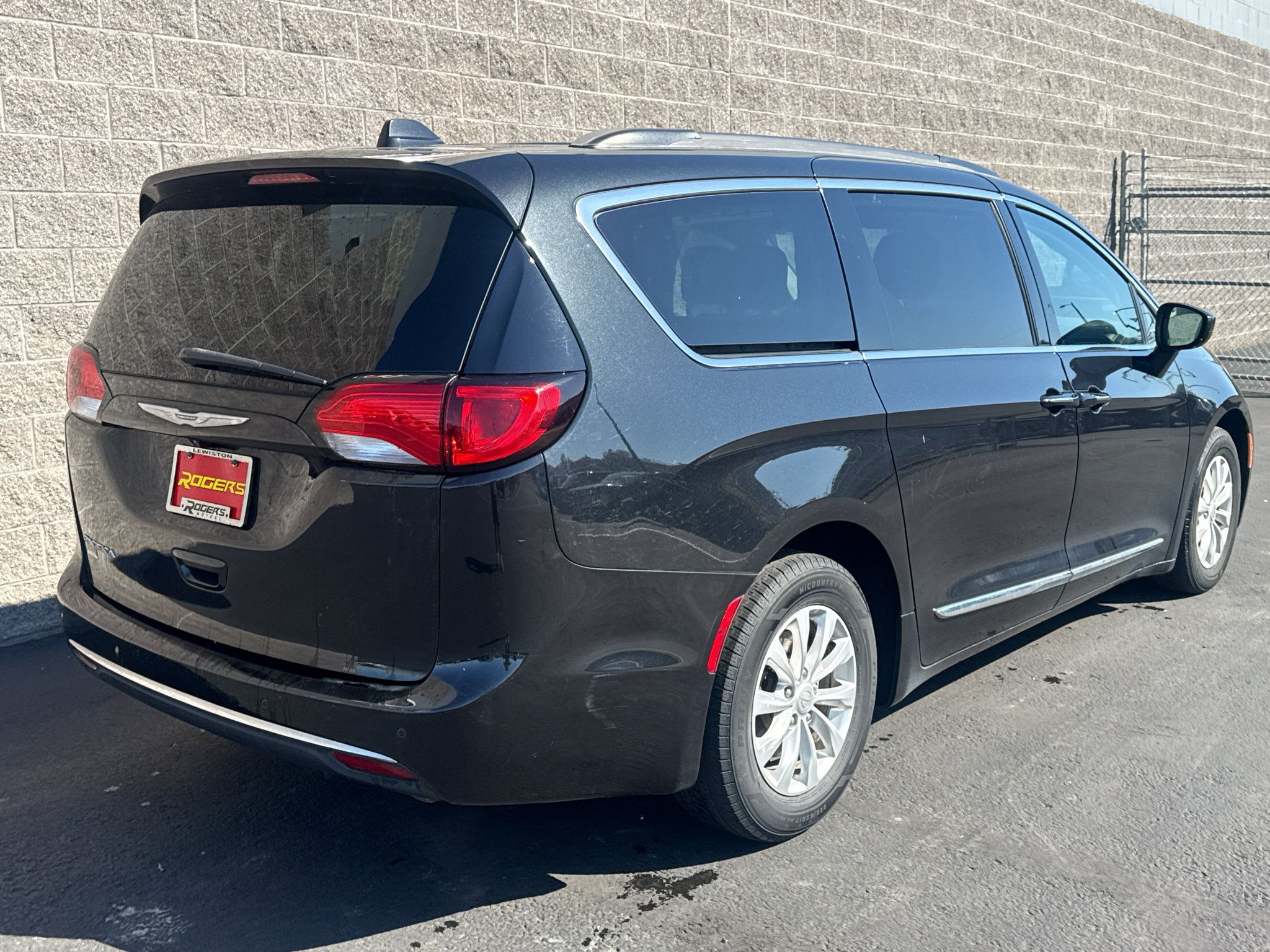Used 2017 Chrysler Pacifica Touring-L FWD image 7