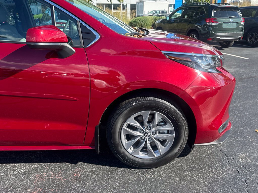 Used 2026 Toyota Sienna XLE FWD image 10