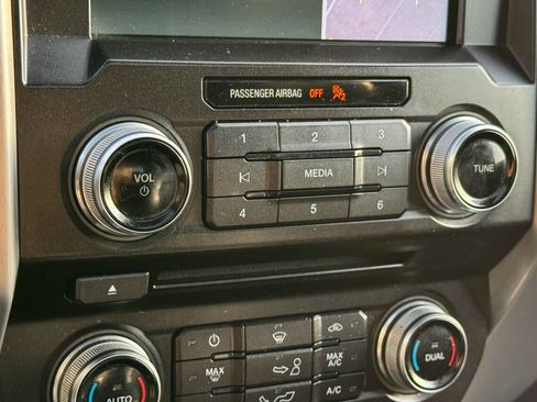 Used 2018 Ford F150 Platinum w/ Equipment Group 701A Luxury image 29