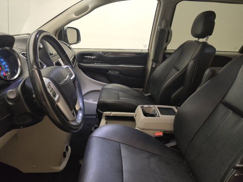 Used 2016 Chrysler Town & Country Touring image 17