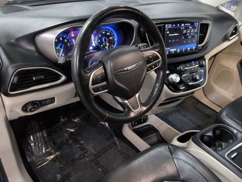 Used 2021 Chrysler Pacifica Touring-L image 2