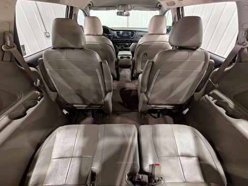 Used 2018 Kia Sedona L FWD image 31