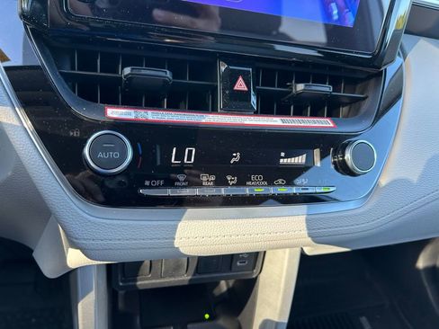 Used 2025 Toyota Corolla Cross LE image 25