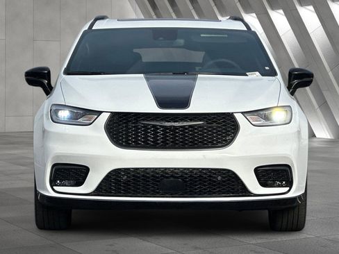 Used 2024 Chrysler Pacifica Limited w/ Uconnect Theater Family Group image 9