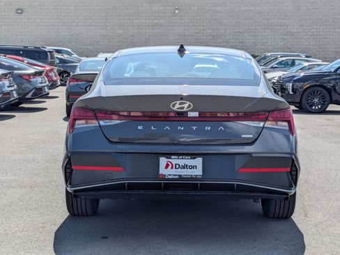 New 2025 Hyundai Elantra Limited FWD image 3