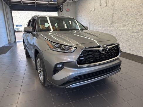 Certified 2025 Toyota Highlander Limited image 2