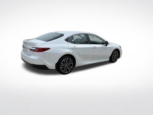 Used 2025 Toyota Camry XLE FWD image 3