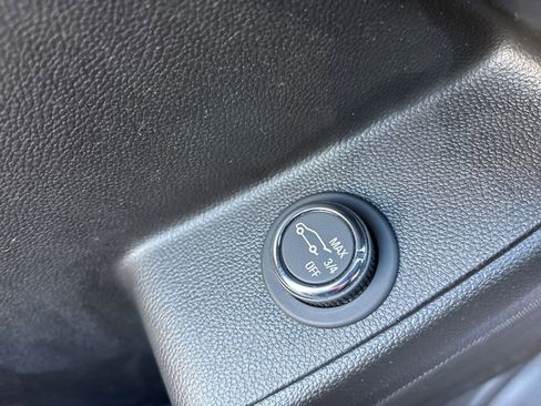 Used 2020 Chevrolet Traverse LT image 18