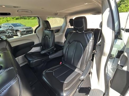 Used 2023 Chrysler Pacifica Touring-L FWD image 25