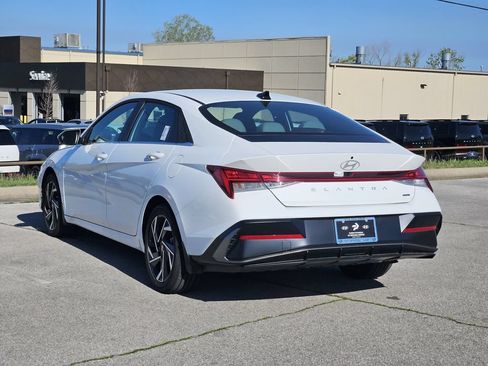 Certified 2025 Hyundai Elantra Limited FWD image 3