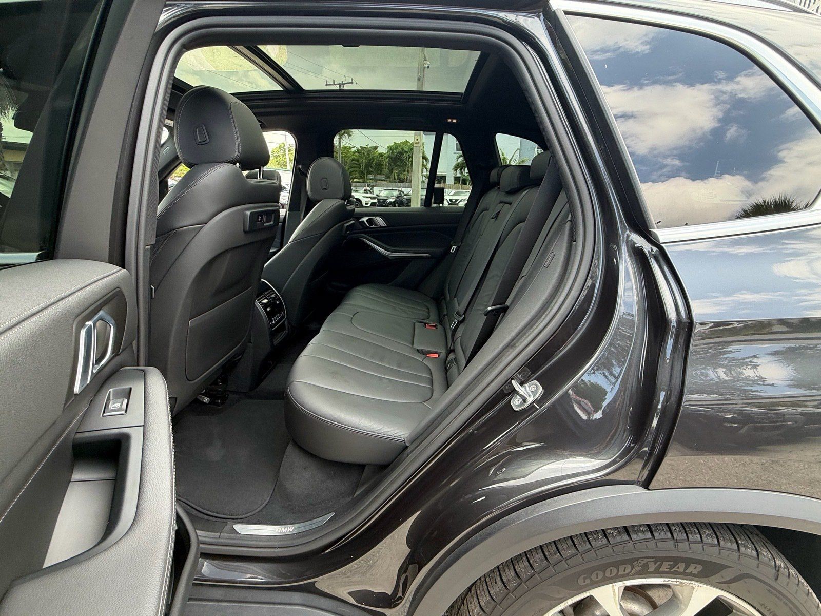 Used 2020 BMW X5 xDrive40i w/ Premium Package AWD/4WD image 11