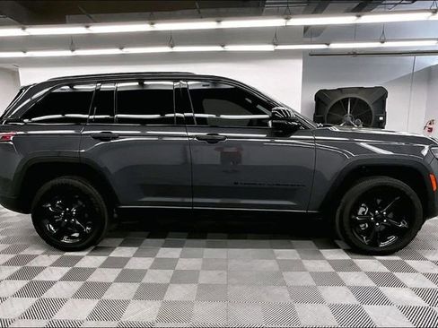 Used 2024 Jeep Grand Cherokee Altitude AWD/4WD image 15