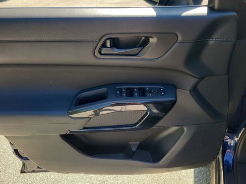 Used 2025 Nissan Pathfinder SV AWD/4WD image 14