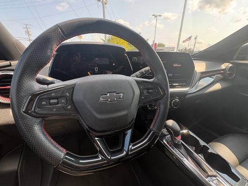 Used 2024 Chevrolet Trax RS w/ Sunroof Package FWD image 9