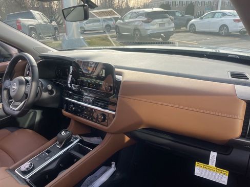 Used 2025 Nissan Pathfinder Platinum w/ Cargo Package image 33