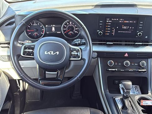 Used 2024 Kia Carnival LX image 19