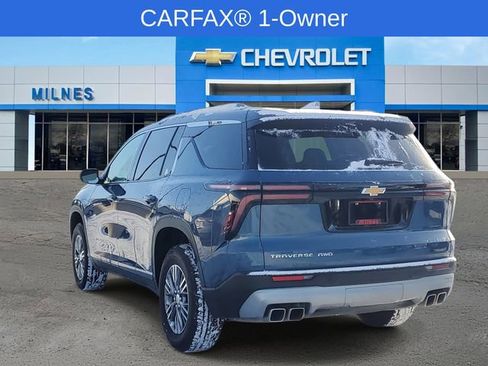 Used 2025 Chevrolet Traverse LT image 3