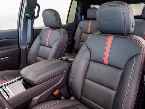Used 2025 Chevrolet Traverse RS FWD image 12