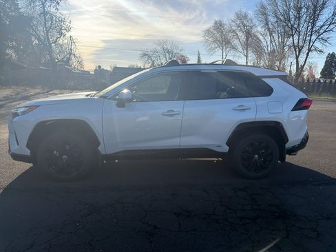 Used 2024 Toyota RAV4 SE w/ Convenience Package image 5