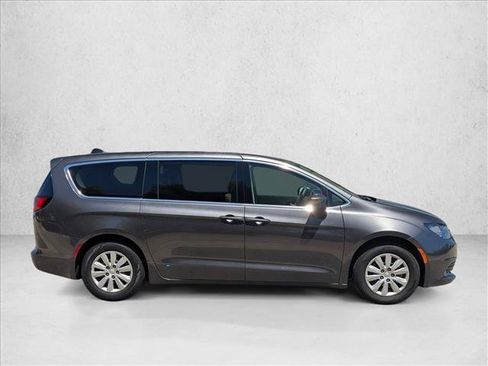 Used 2018 Chrysler Pacifica L FWD image 4