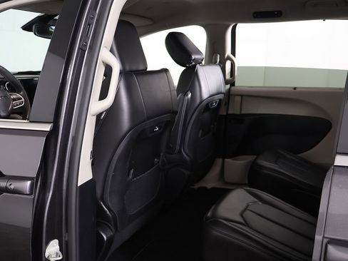 Used 2023 Chrysler Pacifica Touring-L FWD image 25