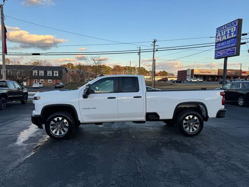 Used 2024 Chevrolet Silverado 2500 Custom w/ Custom Value Package RWD image 2