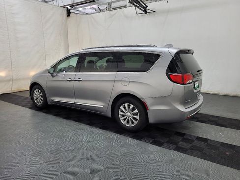 Used 2019 Chrysler Pacifica Touring-L w/ Advanced Safetytec Group FWD image 3