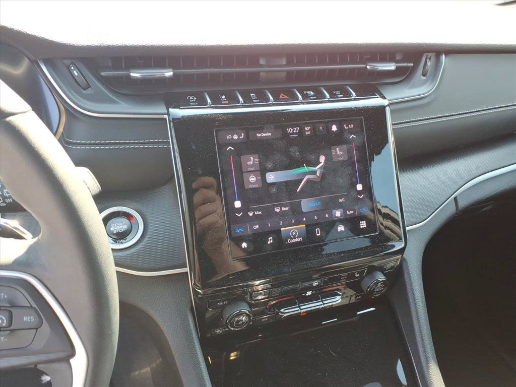 Used 2024 Jeep Grand Cherokee Laredo X w/ Luxury Tech Group I AWD/4WD image 28