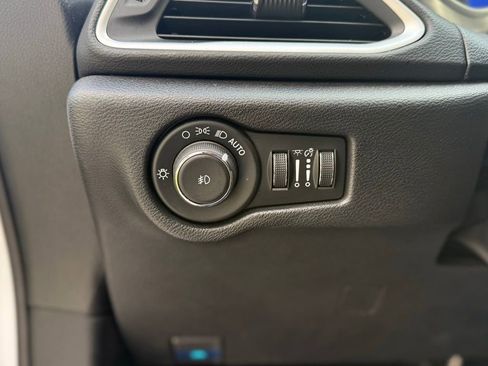 Used 2025 Chrysler Pacifica Select image 19