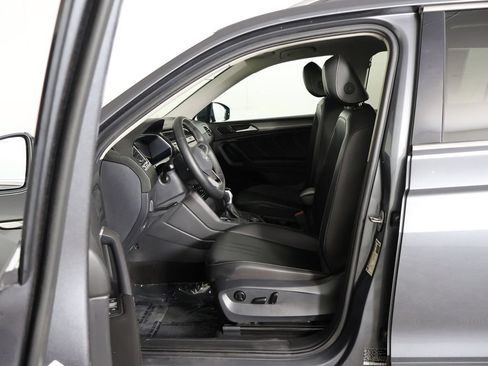Used 2024 Volkswagen Tiguan SE w/ Panoramic Sunroof Package AWD/4WD image 29