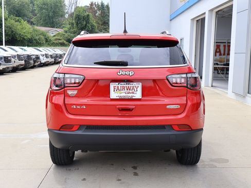 Used 2024 Jeep Compass Latitude w/ Sun and Sound Group AWD/4WD image 9