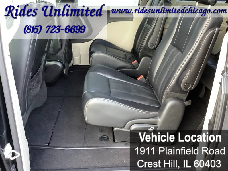 Used 2014 Chrysler Town & Country Touring FWD image 22