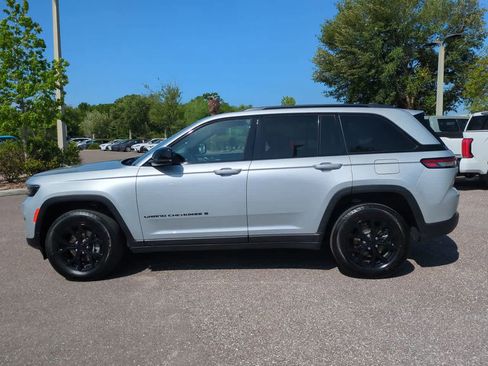 Used 2025 Jeep Grand Cherokee Altitude AWD/4WD image 3