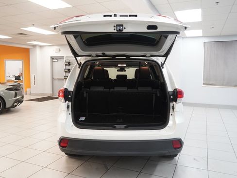 Used 2019 Toyota Highlander LE AWD/4WD image 9