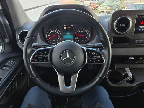 Used 2022 Mercedes-Benz Sprinter 2500 image 22